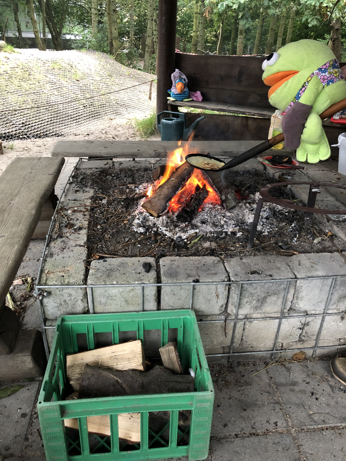 Kaj og Andrea laver pandekager over bål