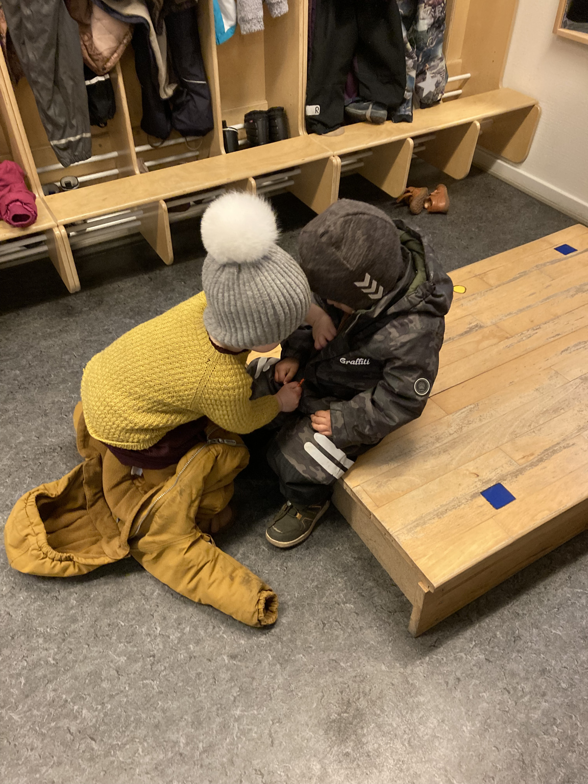 Børnene hjælper hinanden i garderoben