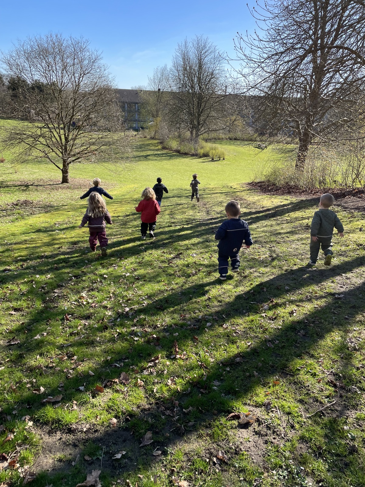 Tur dag i digterparken, hvor børnene løber ned af bakkerne